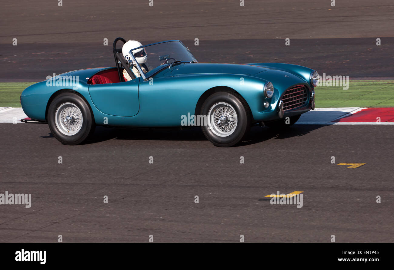 Der klassische AC Ace Rennwagen aus den 50er Jahren wurde während des Silverstone Media Day auf Herz und Nieren geprüft. Stockfoto