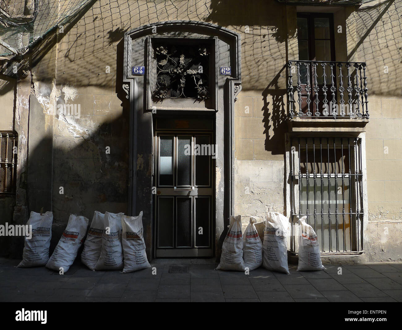 Zementsäcke außerhalb Gebäude renoviert in Gracia Viertel von Barcelona Stockfoto