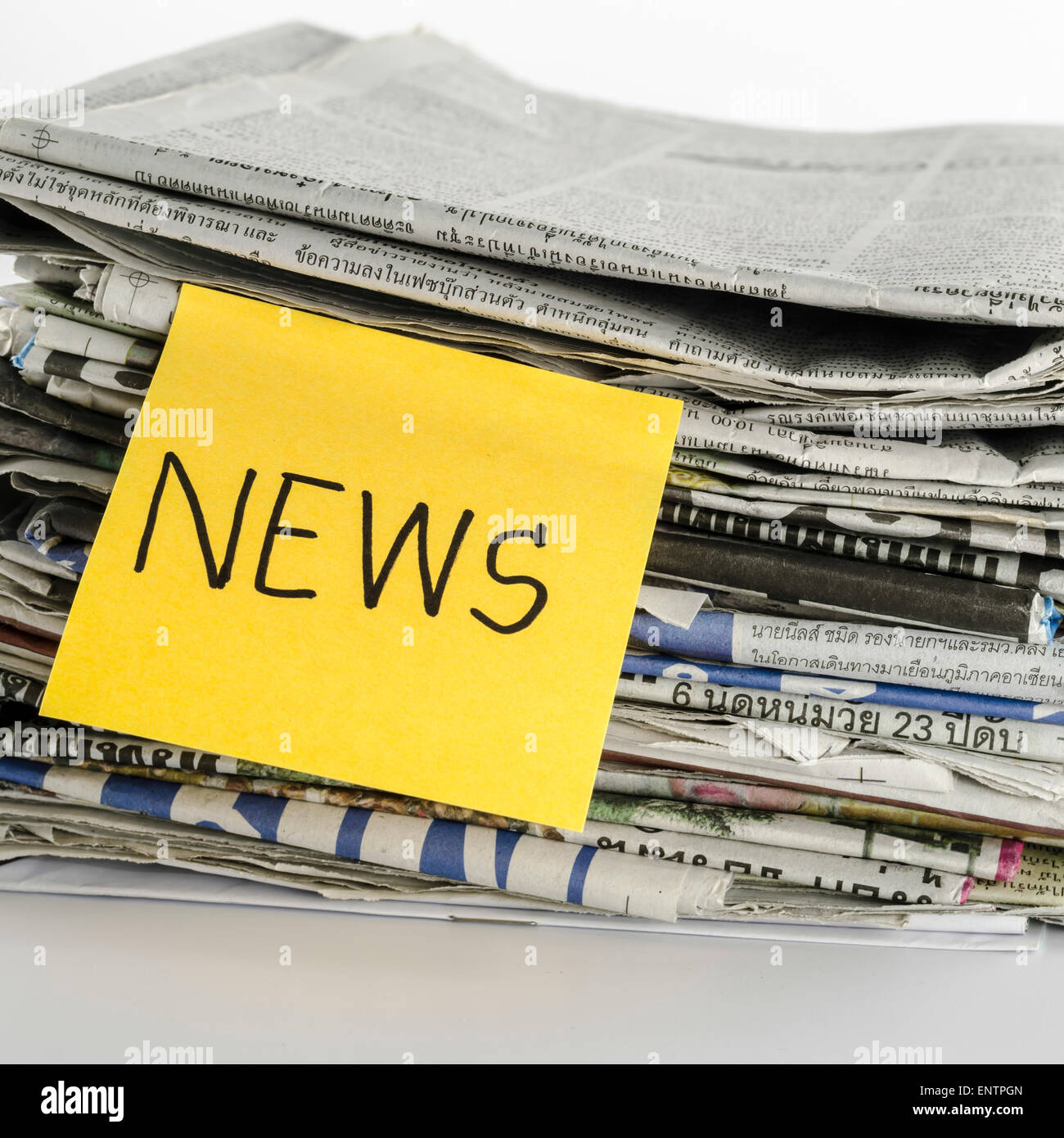 Stapel der Zeitung mit post-it schreiben News Wort Stockfoto