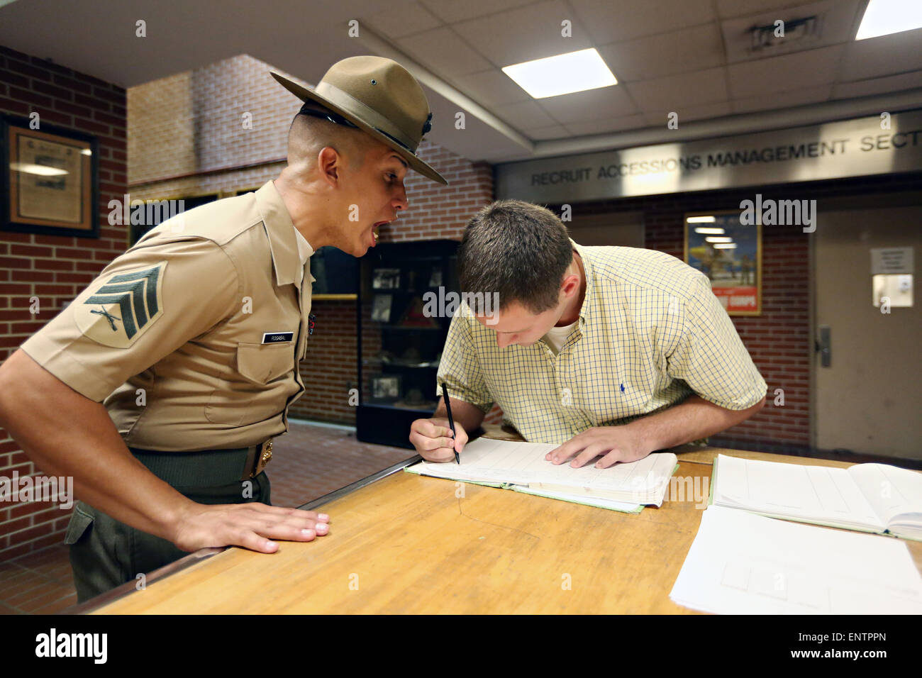 Ein US Marine Corps Drill Instructor schreit an neuen Rekruten während des Trainings 26. Oktober 2013 auf Parris Island, SC  Dies war das erste Mal die Rekruten die Marinekorps Bohrgerät Ausbilder erfüllt, die sie für die nächsten 12 Wochen trainieren würde. Stockfoto