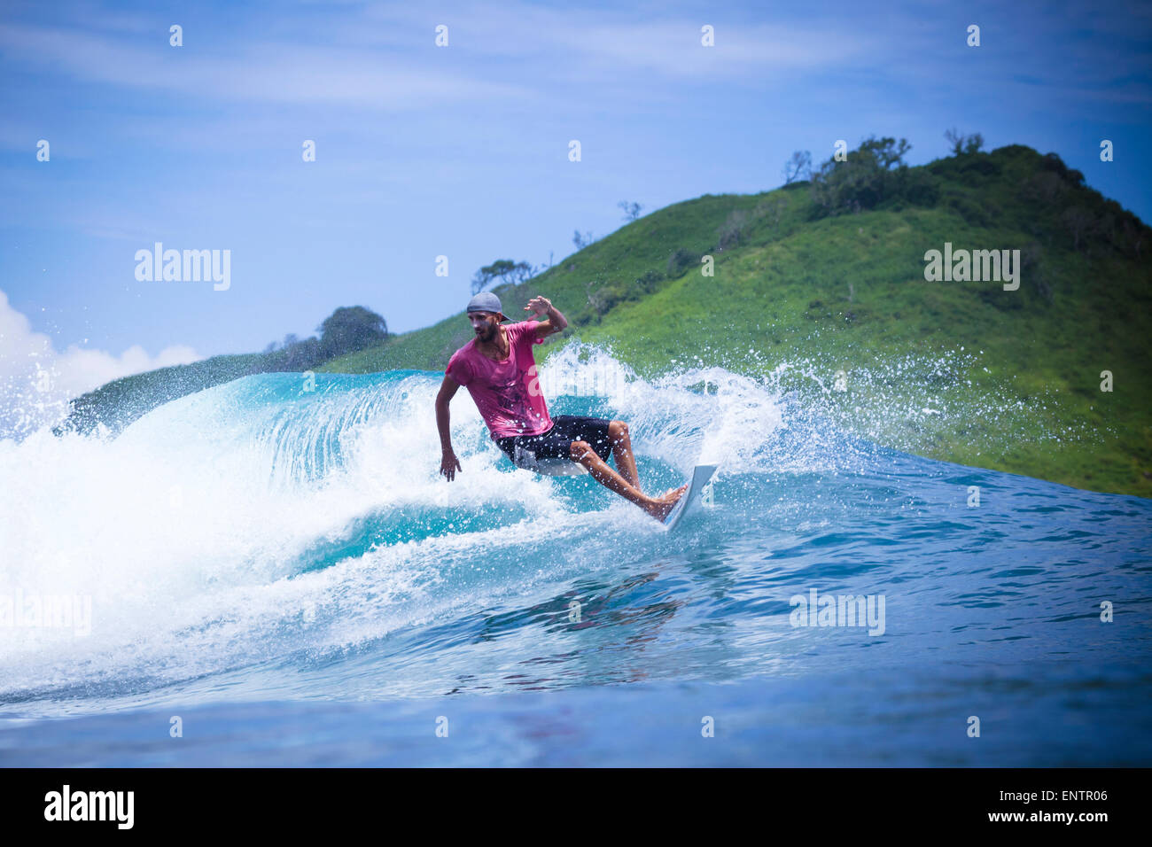 Surfen Sie eine Welle in der Insel Lombok, Indonesien. Stockfoto