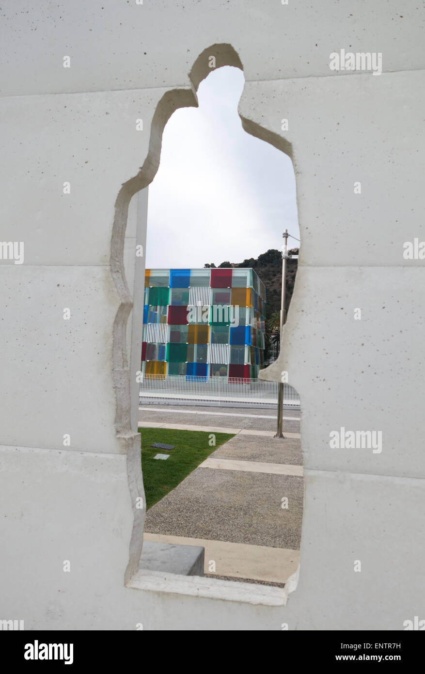 Denkmal der Einwanderer im Muelle Uno, The Cube, Centre Pompidou Malaga im Hintergrund, Andalusien, Spanien. Stockfoto