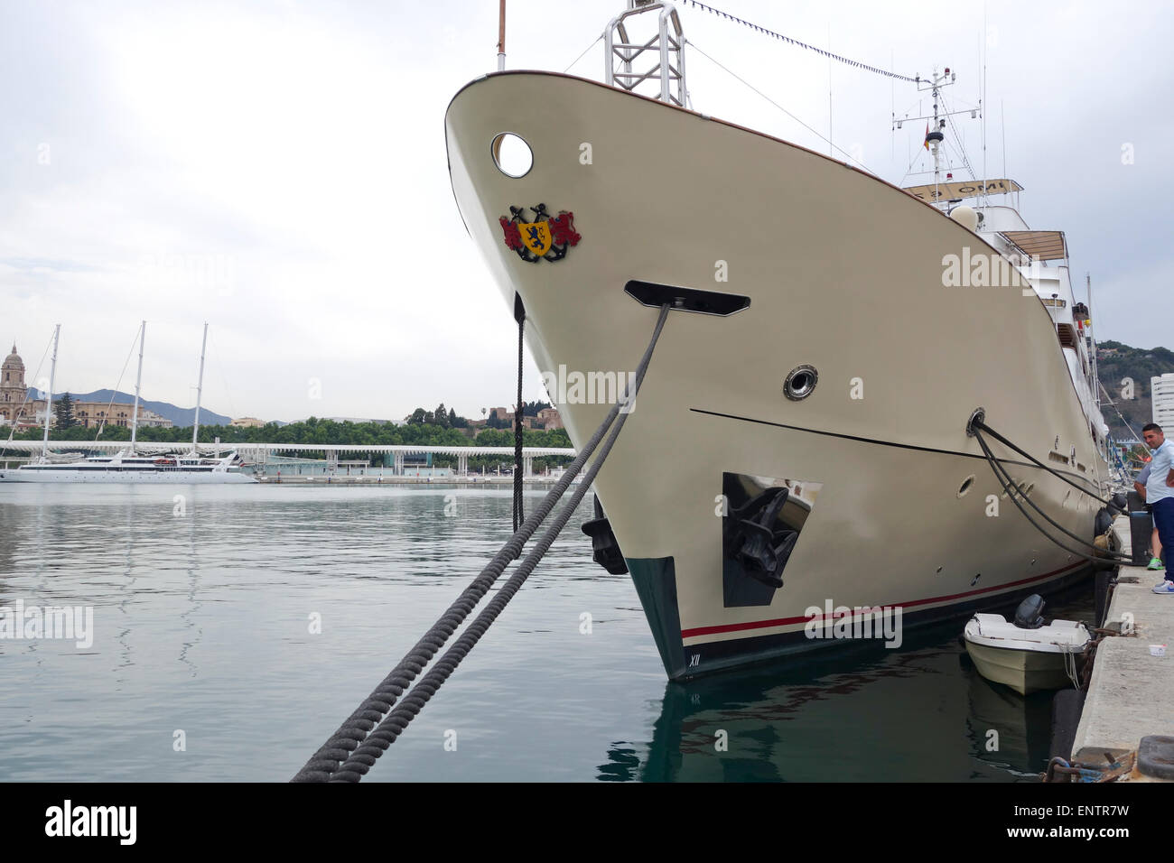 Luxus-Yacht, Schiff La Sultana Passagiere im Hafen von Malaga, Andalusien, Spanien. Stockfoto