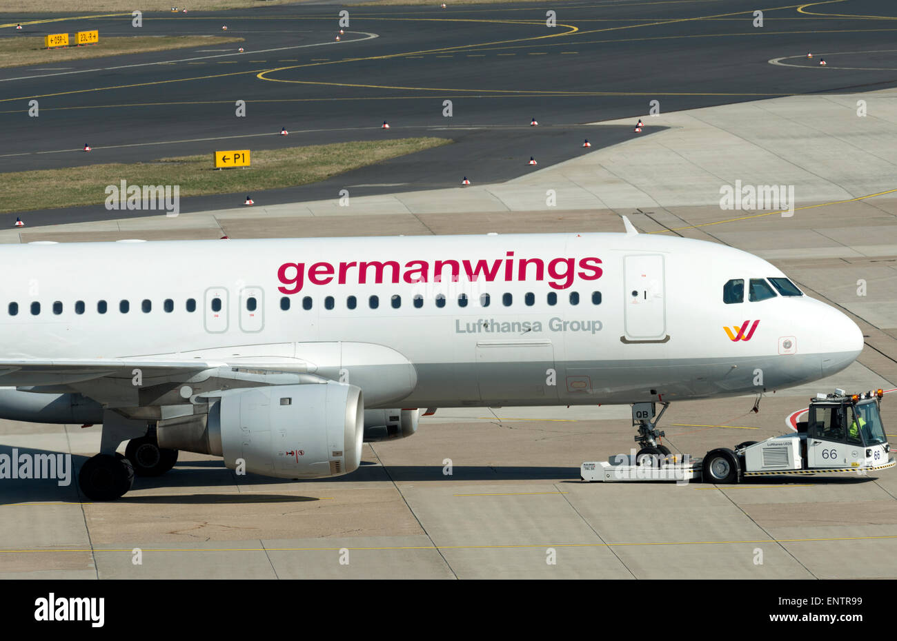 Germanwings Airbus A320-200 wird geschoben-zurück aus dem Passagier-terminal am Flughafen Düsseldorf International, Deutschland. Stockfoto