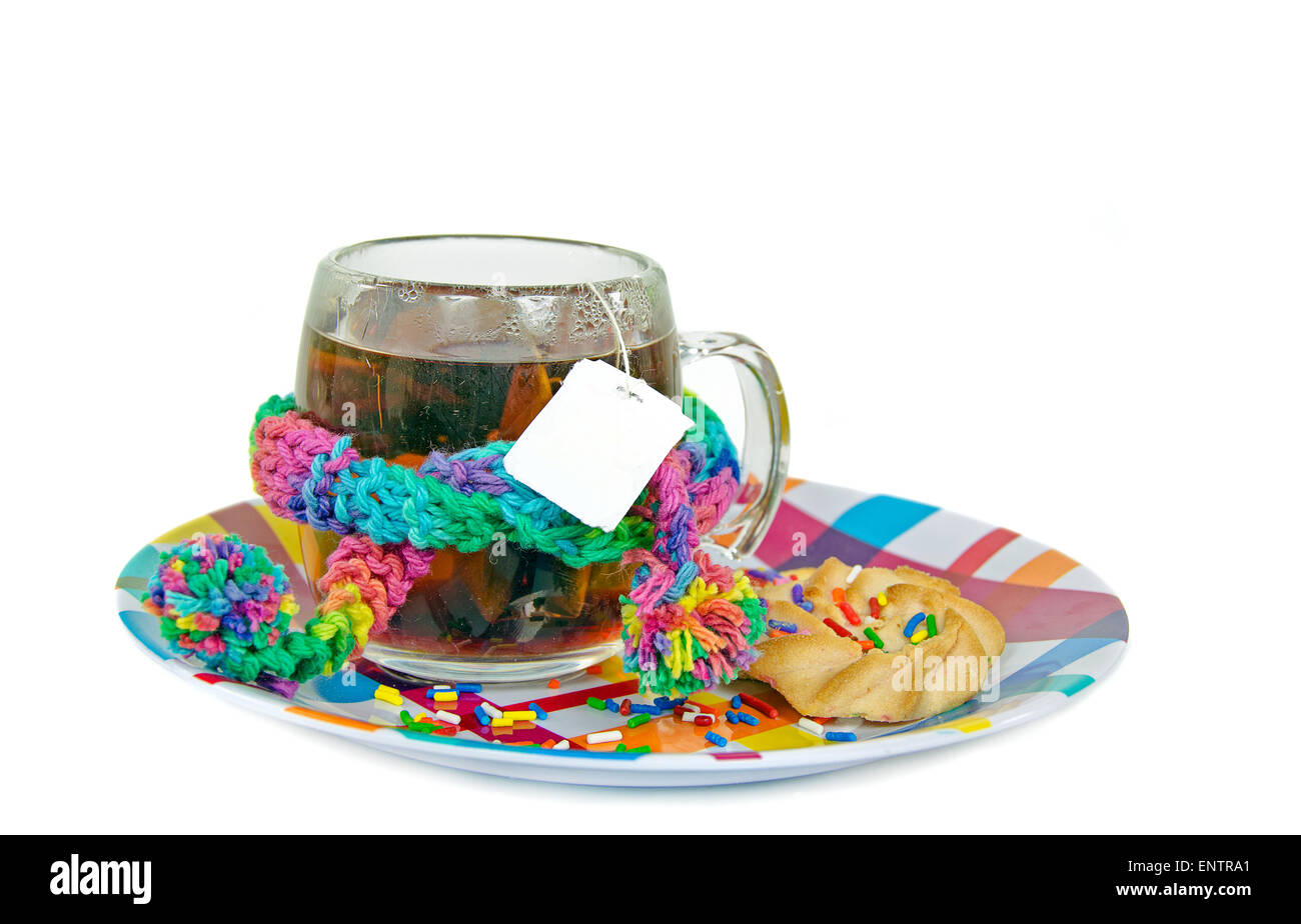 Tasse Tee mit Winter stricken Schal und Cookie. Stockfoto