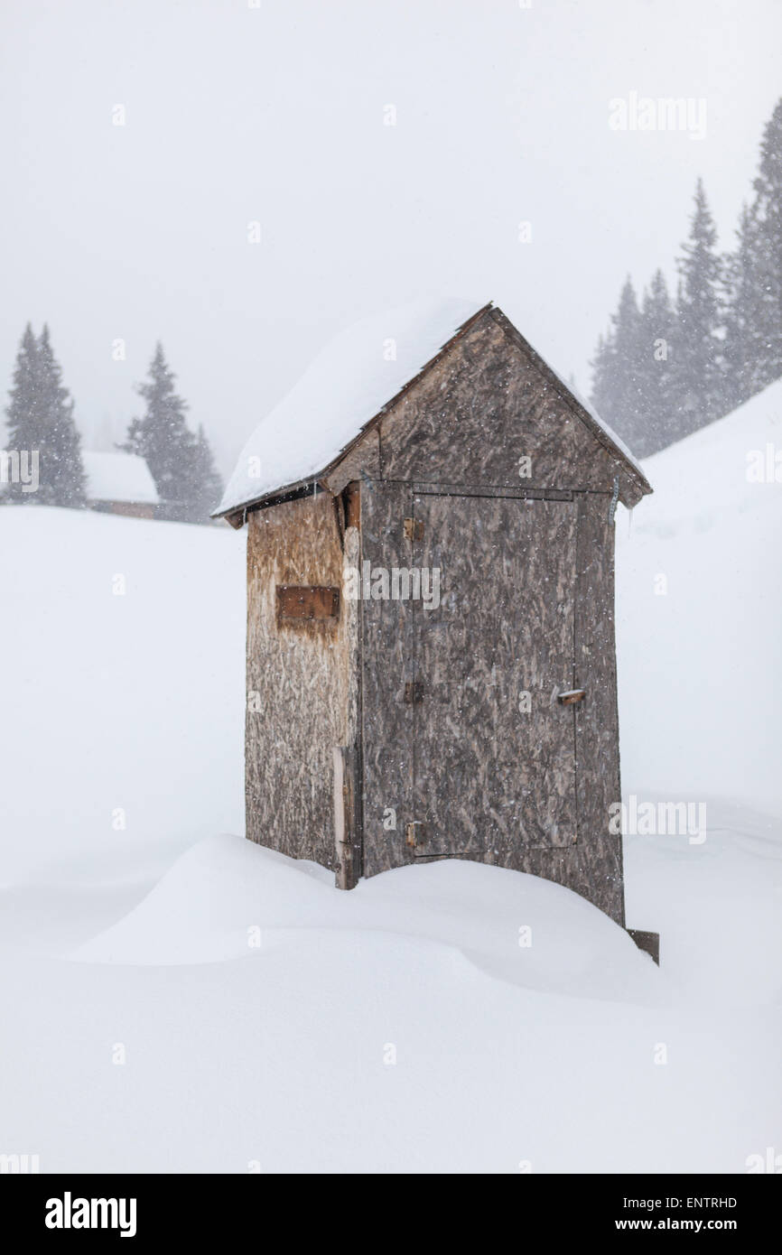 Ein Plumpsklo im Schnee auf einer Backcountry-Hütte über Red Mountain Pass, San Juan National Forest, Colorado begraben. Stockfoto