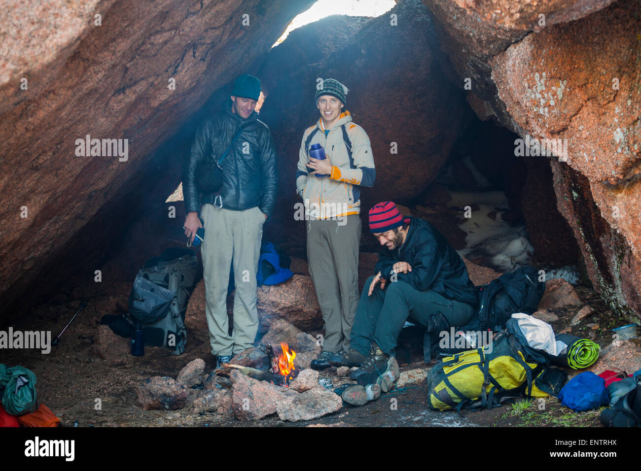 Backpacker Lager in einer Höhle im McMurdy Park, Lost Creek Wilderness, Colorado. Stockfoto