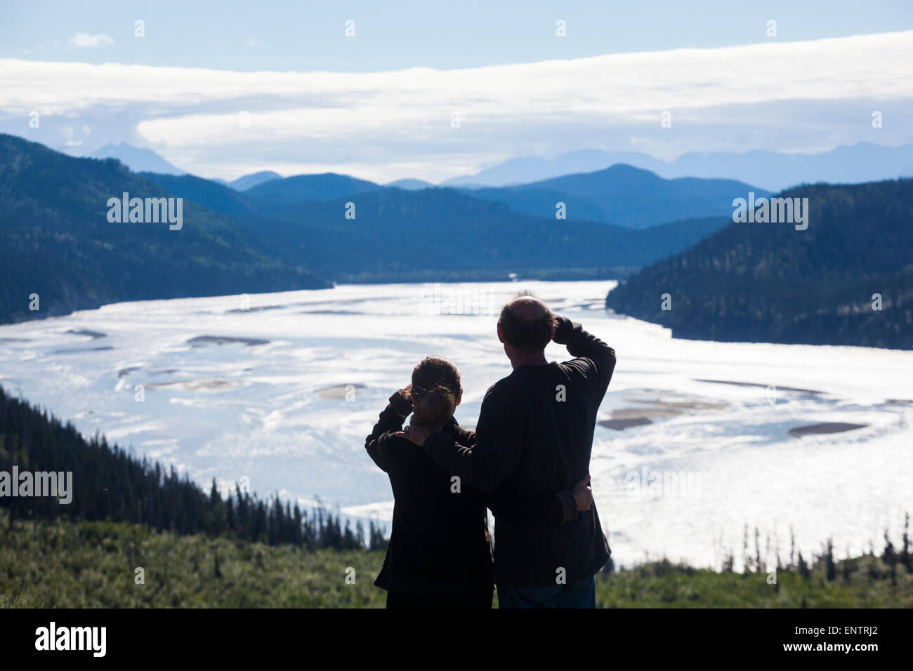 Ein Mann und eine Frau Blick über das Flusstal Chitina River in der Nähe von Chitina, Alaska. Stockfoto