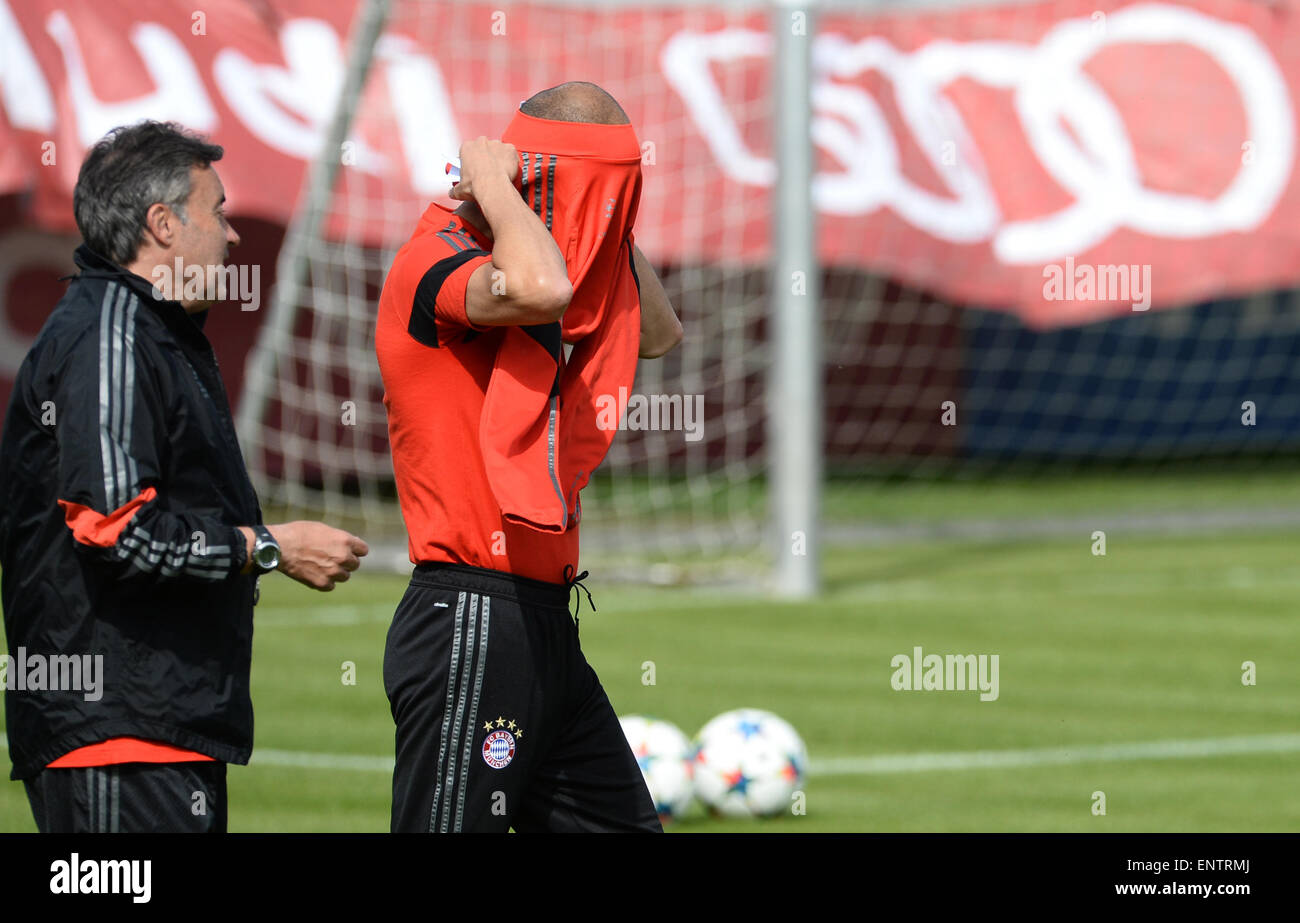 München, Deutschland. 11. Mai 2015. Münchens Trainer Josep Guardiola (R) spricht mit Co-Trainer Domenec Torrent während einer Trainingseinheit der deutschen Fußballclub FC Bayern München in der Allianz Arena in München, Deutschland, 11. Mai 2015. München wird FC Barcelona im Rückspiel des Champions-League-Halbfinale am 12. Mai 2015 stellen. Foto: ANDREAS GEBERT/Dpa/Alamy Live-Nachrichten Stockfoto