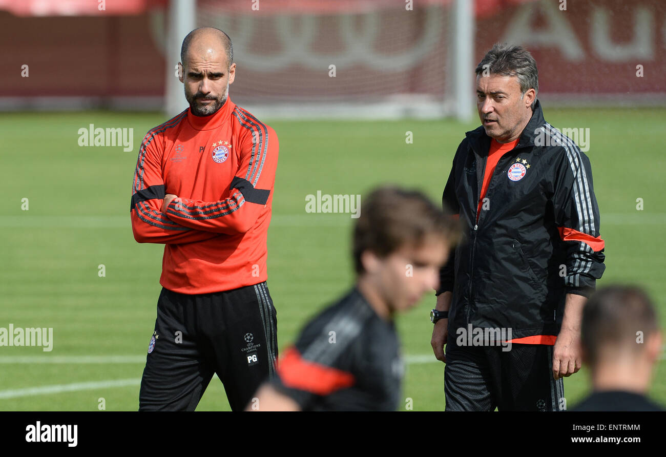 München, Deutschland. 11. Mai 2015. Münchens Trainer Josep Guardiola (L) und Co-Trainer Domenec Torrent beobachten die Spieler während einer Trainingseinheit der deutschen Fußballclub FC Bayern München in der Allianz Arena in München, Deutschland, 11. Mai 2015. München wird FC Barcelona im Rückspiel des Champions-League-Halbfinale am 12. Mai 2015 stellen. Foto: ANDREAS GEBERT/Dpa/Alamy Live-Nachrichten Stockfoto