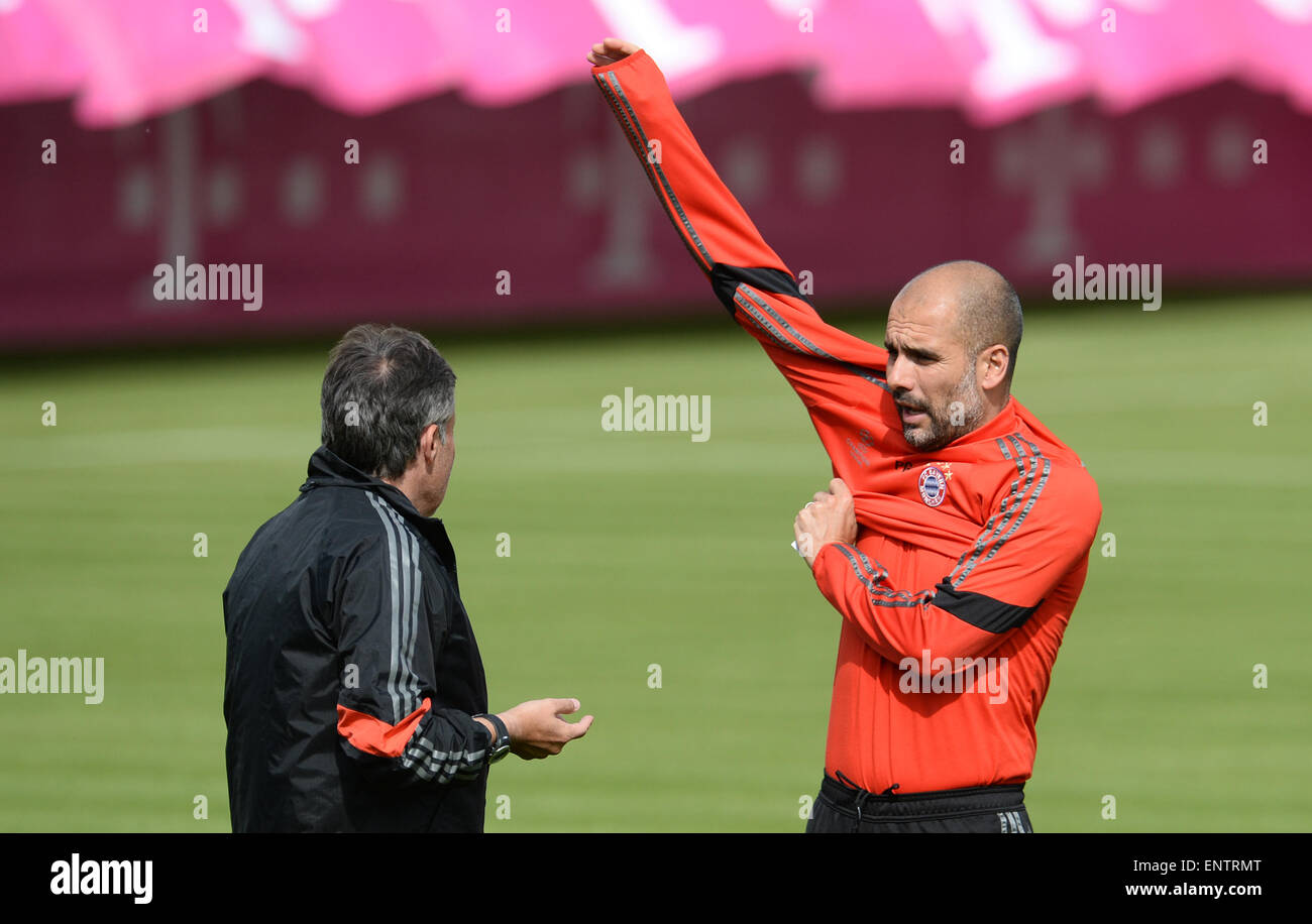 München, Deutschland. 11. Mai 2015. Münchens Trainer Josep Guardiola (R) spricht mit Co-Trainer Domenec Torrent während einer Trainingseinheit der deutschen Fußballclub FC Bayern München in der Allianz Arena in München, Deutschland, 11. Mai 2015. München wird FC Barcelona im Rückspiel des Champions-League-Halbfinale am 12. Mai 2015 stellen. Foto: ANDREAS GEBERT/Dpa/Alamy Live-Nachrichten Stockfoto