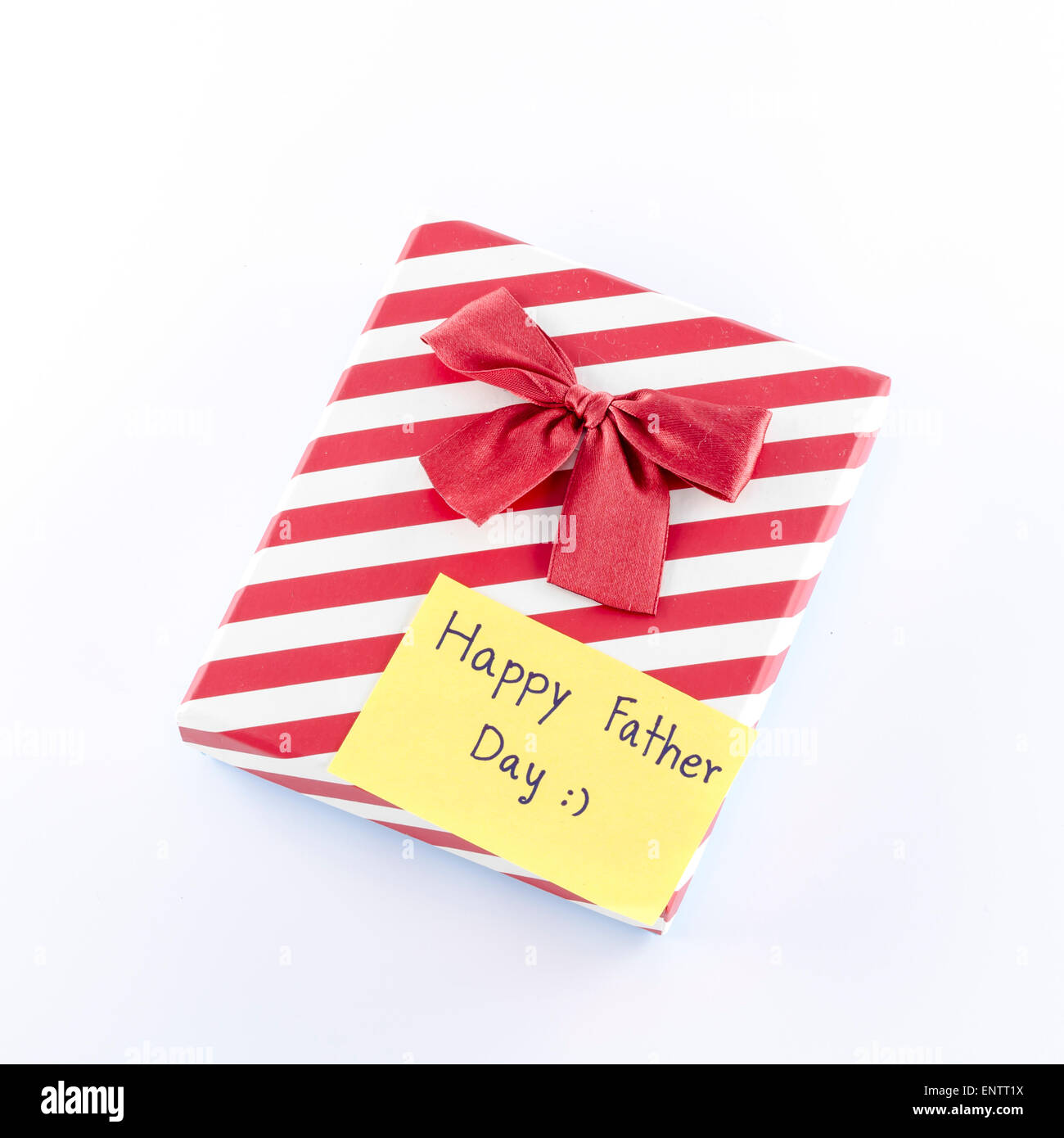 Geschenkbox mit Karte Tag schreiben glücklich hatte Tag Wort auf weißem Hintergrund Stockfoto
