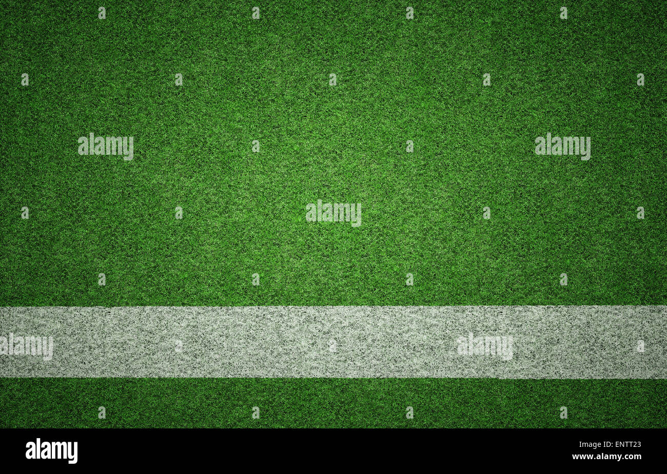 Weiß lackierter Linie auf grünen Rasen Hintergrundtextur Grunge Beleuchtung mit vielen Textfreiraum. Perfekt für Sport-Designs. Stockfoto