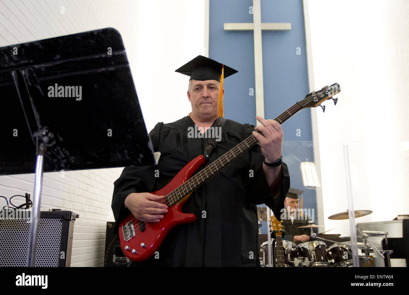 Männlichen Gefangenen Absolvent eines christlichen Dienst-Programms in einem Hochsicherheitsgefängnis in der Nähe von Houston, Texas spielt Gitarre Stockfoto