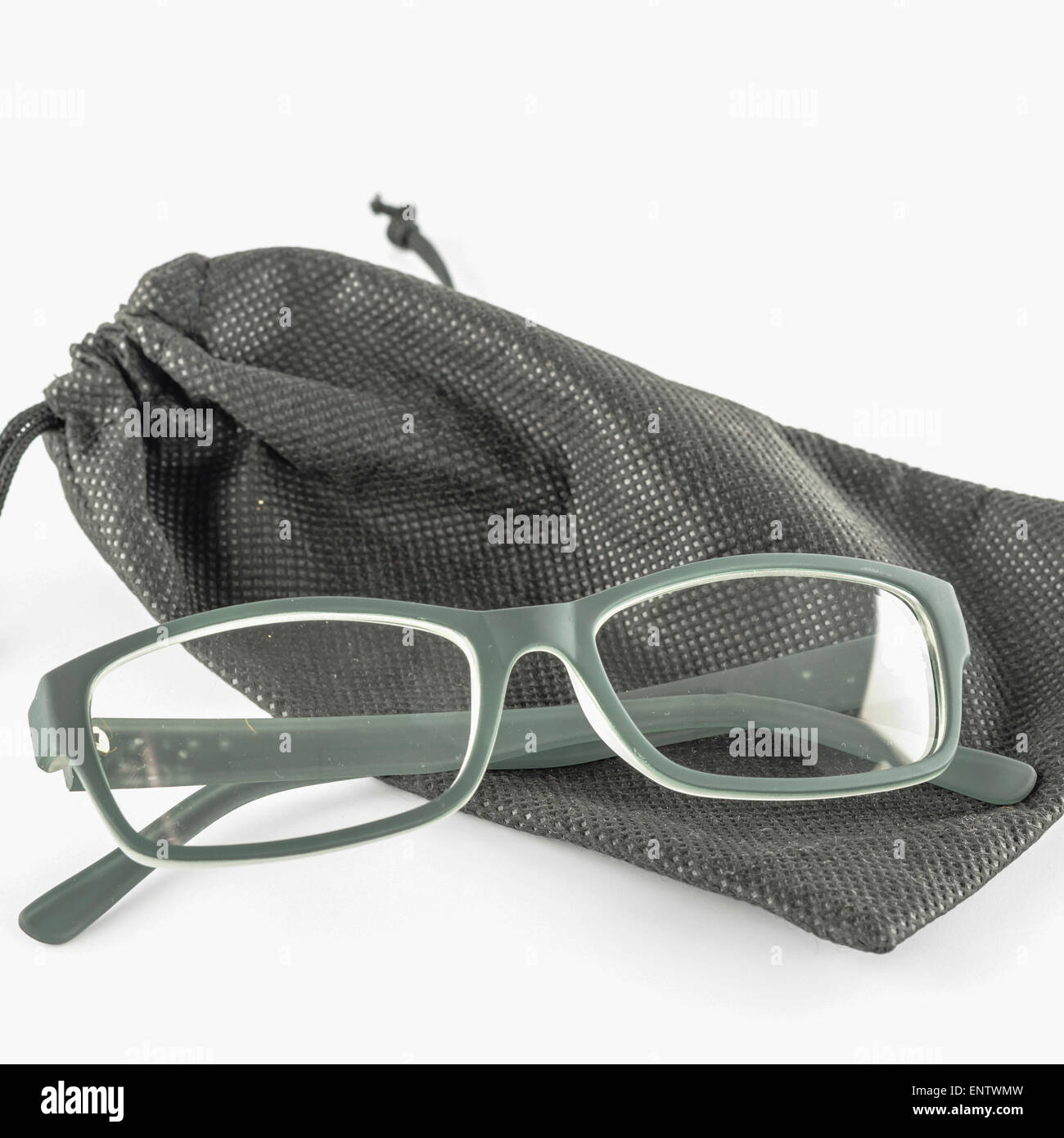 Gläser mit schwarze Tasche auf weißem Hintergrund Stockfoto