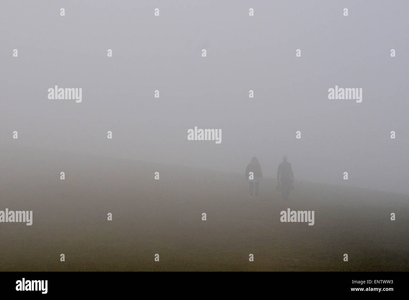 Eastbourne, East Sussex, Großbritannien. Mai 2015. Wetter in Großbritannien: Dichter Meeresnebel rollt entlang der Küste. Etwas mehr als eine Meile im Landesinneren herrscht strahlende Sonne Stockfoto