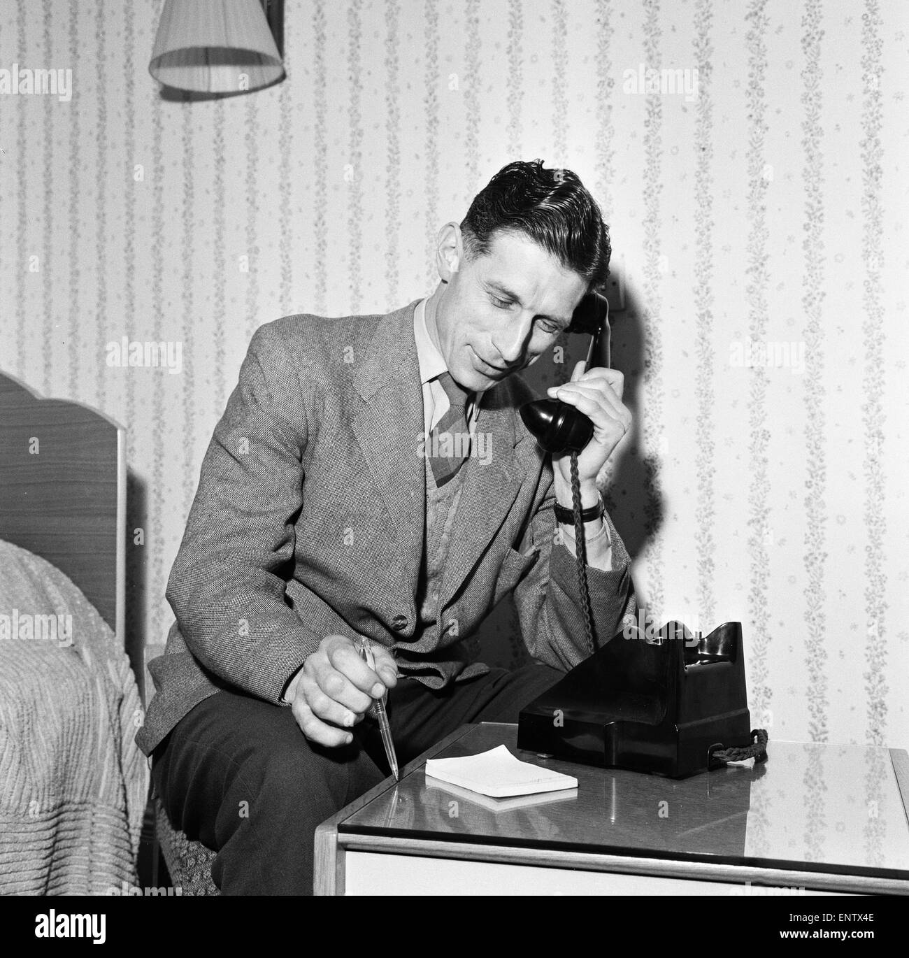 Norwich City FC Kapitän Ron Ashman auf seiner "Round Britain" Telefon-Reise. 11. März 1959. Stockfoto