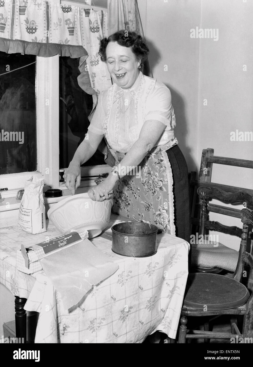 Häusliche Szenen: eine Frau, die Herstellung von Kuchen in ihrer Küche zu Hause. 1954. Stockfoto