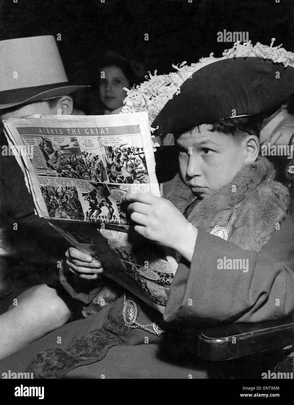 Young John Hoffman von Thornhill primären ist der Bürgermeister Hameln aber He Stills liest seinem Comic über Alfred der große Erwartung für die Proben. 24. März 1954. Stockfoto