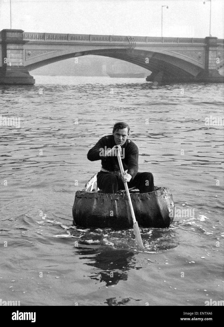 Hiermit können zurück zu den alten Briten sagt Viscount St. David, der seine Familie weiteren zurück als die meisten Menschen verfolgen können. Hier zu sehen mit einem Coracle die Art des Bootes, die alten Briten verwendet - auf der Themse bei Chelsea. 17. November 1952 P019117 Stockfoto