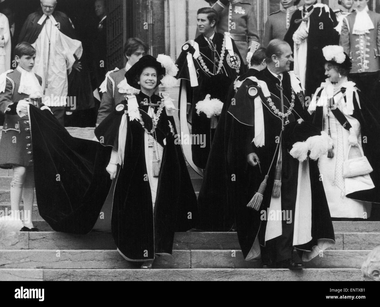 Strumpfband-Zeremonie in Windsor. Die Königin und der Herzog von Edinburgh, gefolgt von der Königinmutter und Prinz Charles. 17. Juni 1975. Stockfoto