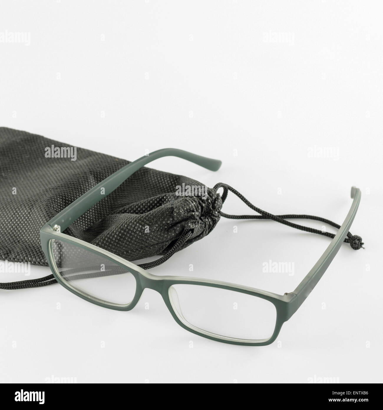 Gläser mit schwarze Tasche auf weißem Hintergrund Stockfoto
