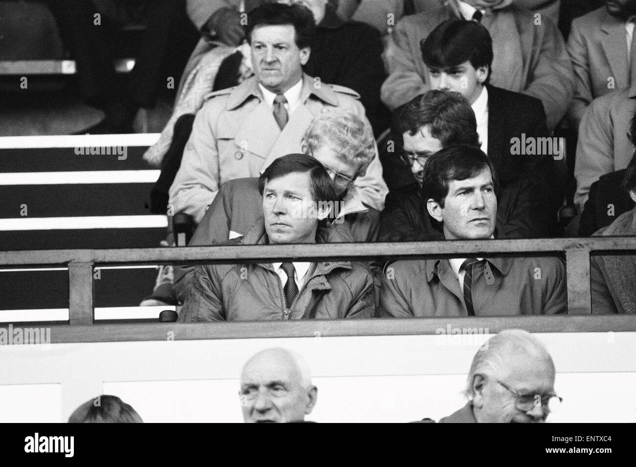 Manchester United-Trainer Alex Ferguson, begleitet vom Vorsitzenden Martin Edwards (rechts), Uhren, die seine Seite in Aktion gegen Norwich City in der League Division One an der Carrow Road, nur sein zweites Spiel seit seiner Ernennung übereinstimmen. Das Spiel endete mit einem torlosen Remis. 15. November 1986. Stockfoto