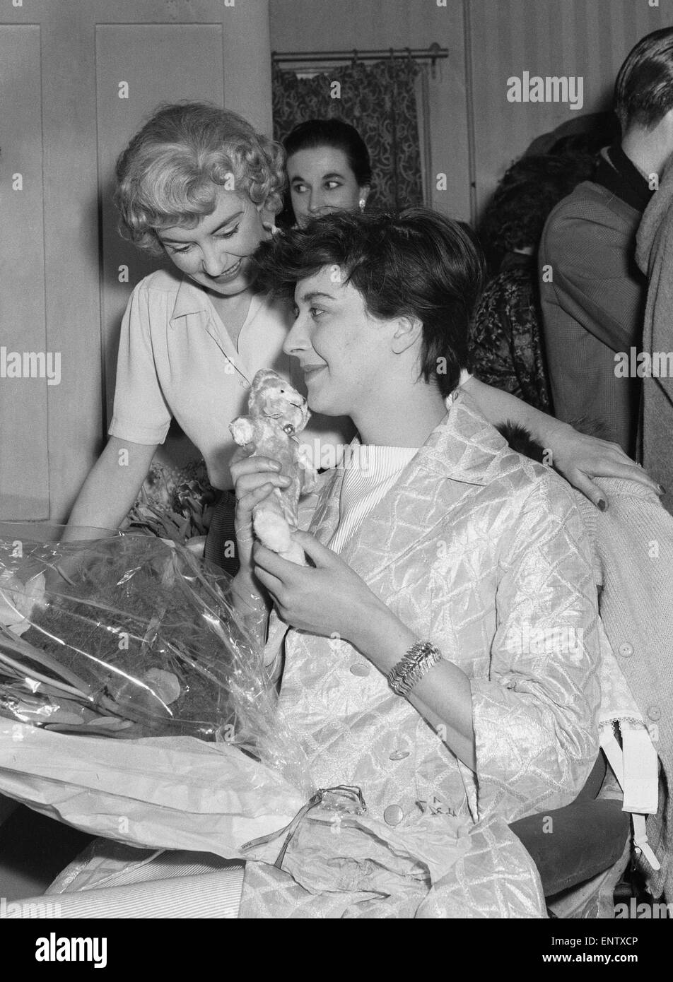 Englischer Dramatiker Shelagh Delaney erhält einen Blumenstrauß in der ersten Nacht von ihrem Stück "A Taste of Honey" das Wyndham Theatre im Londoner West End. 10. Februar 1959. Stockfoto