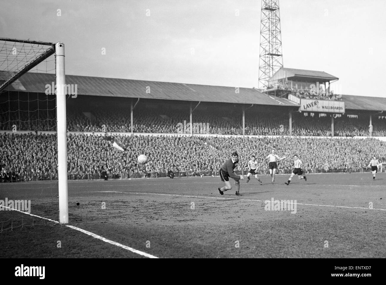 Sheffield United gegen Norwich City. Der Ball fliegt vorbei Nethercott den Norwich-Keeper. 28. Februar 1959. Stockfoto