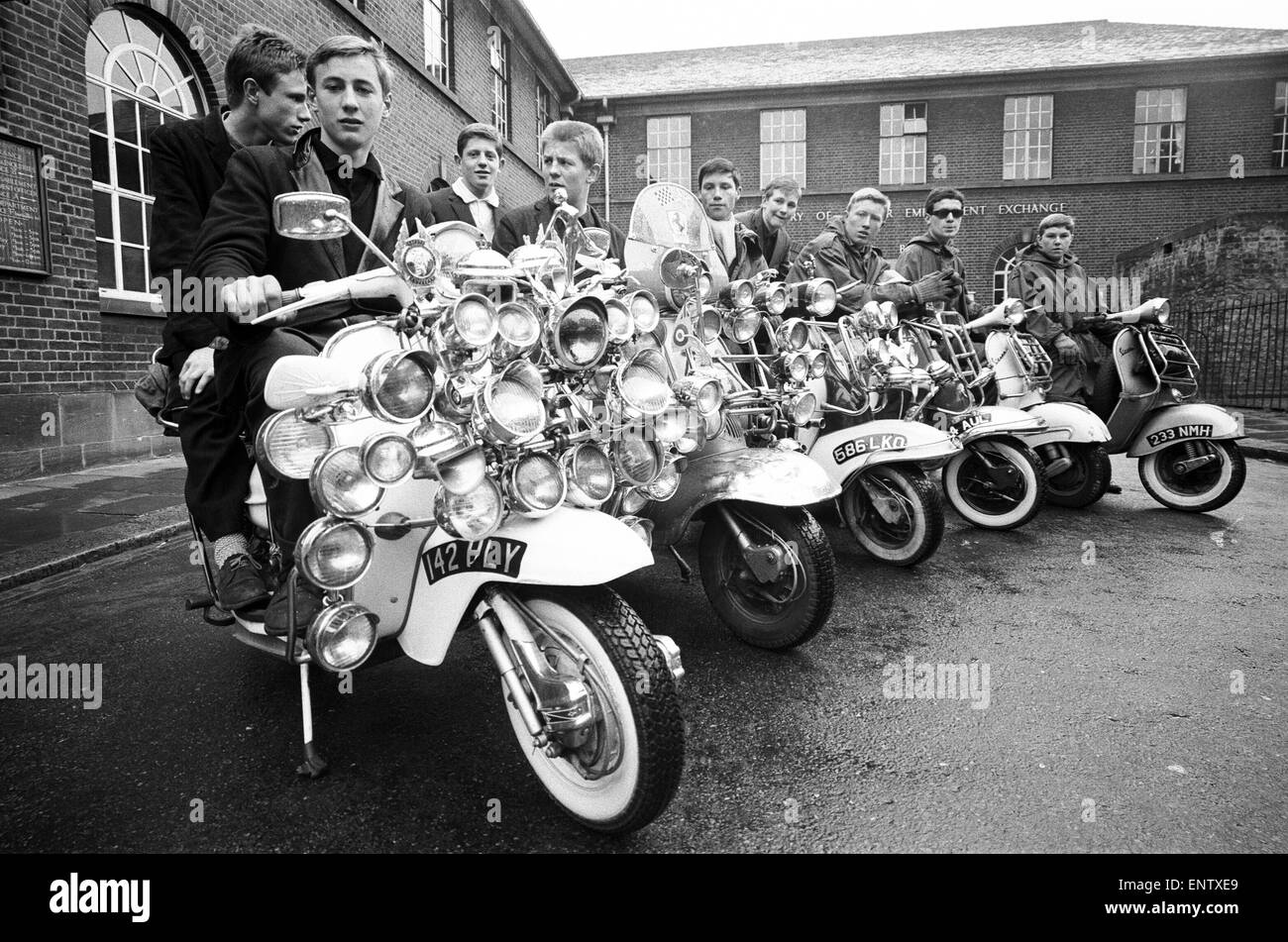 Mods in Peckham, Süd-London, Mai 1964. John Rogers, inklusive mit seinem Roller, sportliche 43 Chrom Extras. Stockfoto