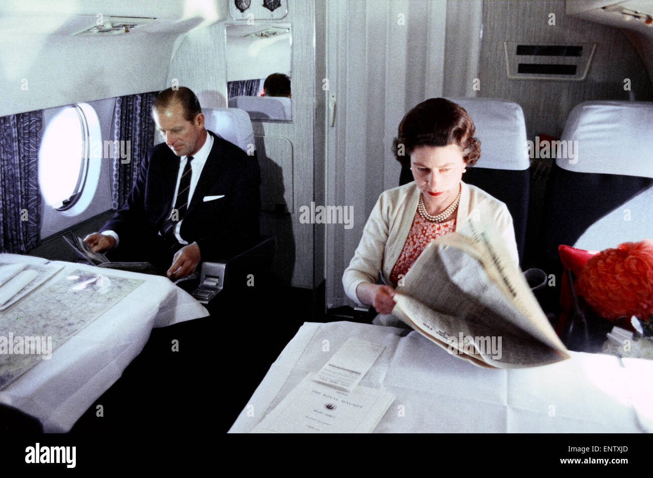 Die Queen und Prinz Phillip an Bord eines Privatjets. Stockfoto