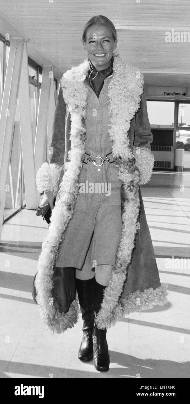 Sängerin Nina (Nina, Baroness van Pallandt) vor seiner Abreise nach New York für den High Court-Anhörung über Howard Hughes Autobiographie Affäre 10. Februar 1972 hier am Flughafen Heathrow gesehen Stockfoto