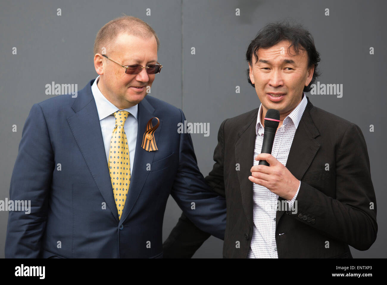 London, UK. 11. Mai 2015. Im Bild: Russischer Gesandter in UK Alexander Yakovenko mit Künstler Dashi Namdakov. Halcyon Gallery präsentiert "sie Hüterin", eine monumentale Skulptur von russischen Bildhauer und Künstler Dashi Namdakov am Marble Arch. Die Bronzestatue Klaue bis Flügelspitze 11 m entspringt und zeigt eine mystische und fantastische weibliche Katze, ihre Jungen zu schützen. "She Hüterin" dauerte mehr als zwei Jahre zu erstellen und 4.300 kg wiegt. Dashi Namdakov Arbeit ist derzeit im Halcyon Gallery in London zu sehen. Stockfoto