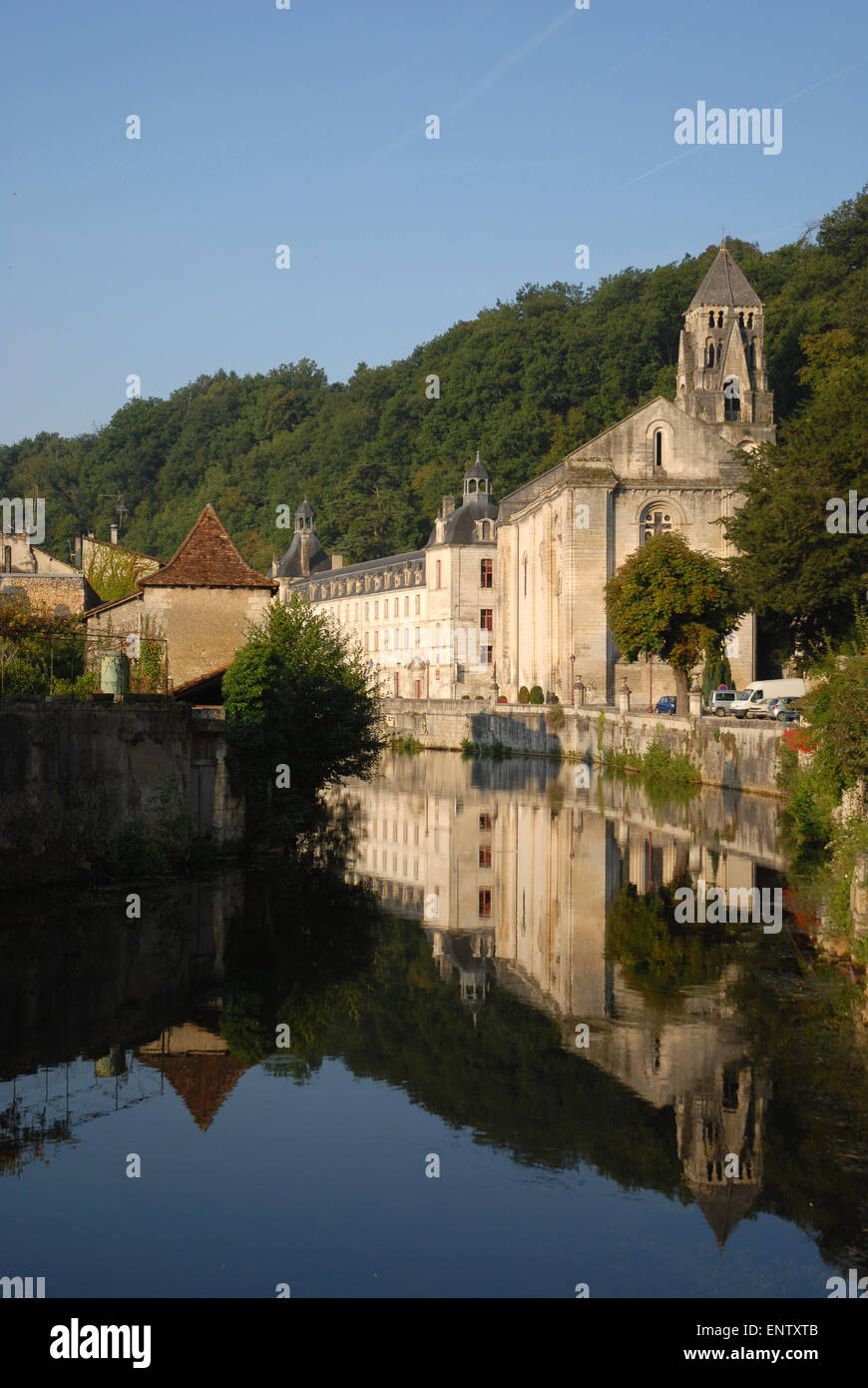 Benediktiner-Abtei spiegelt sich in den Fluss Dronne, Brantome, Dordogne, Frankreich Stockfoto