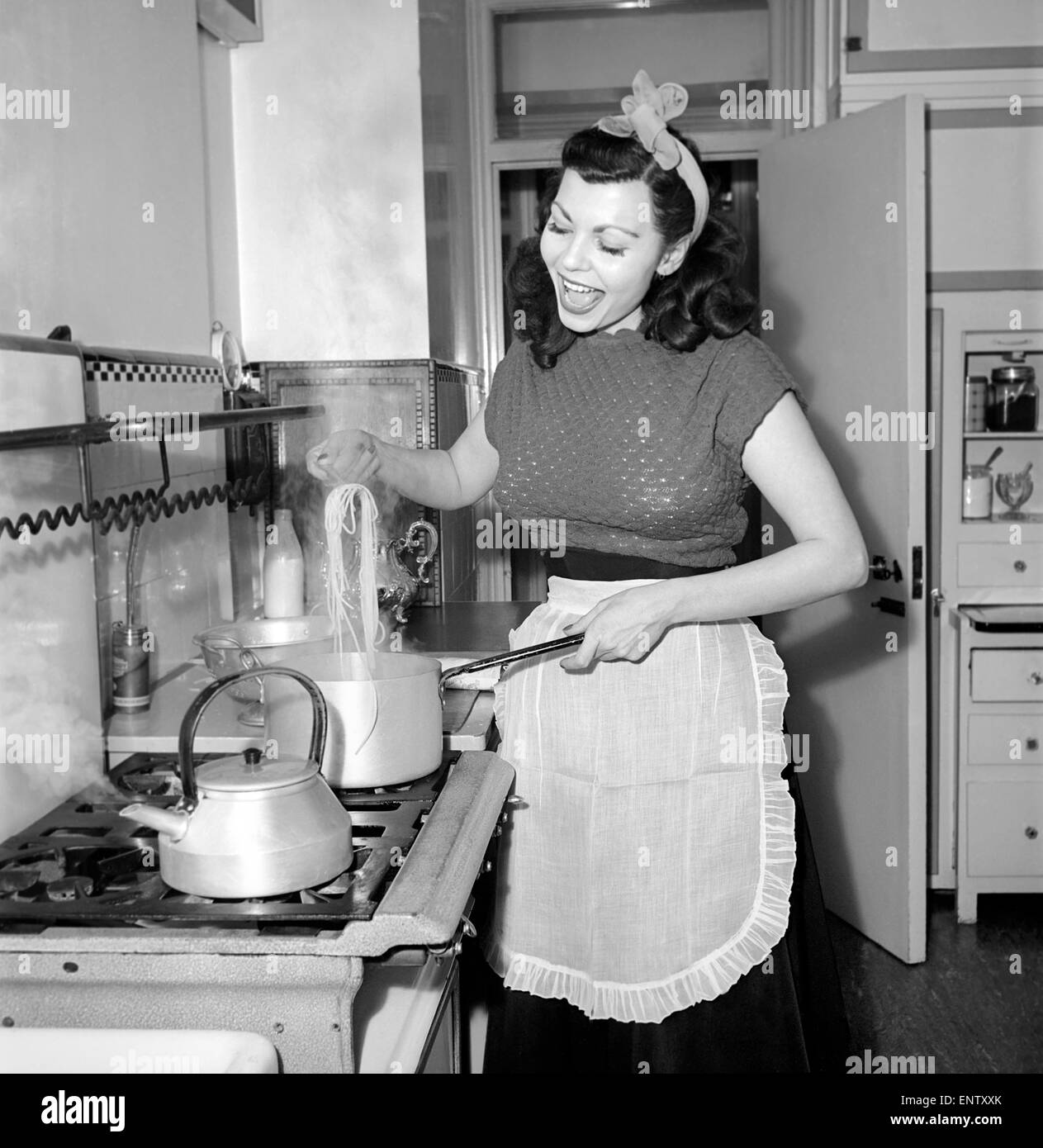 Eine Hausfrau Kochen Spaghetti in der Küche, 1957 Stockfotografie - Alamy