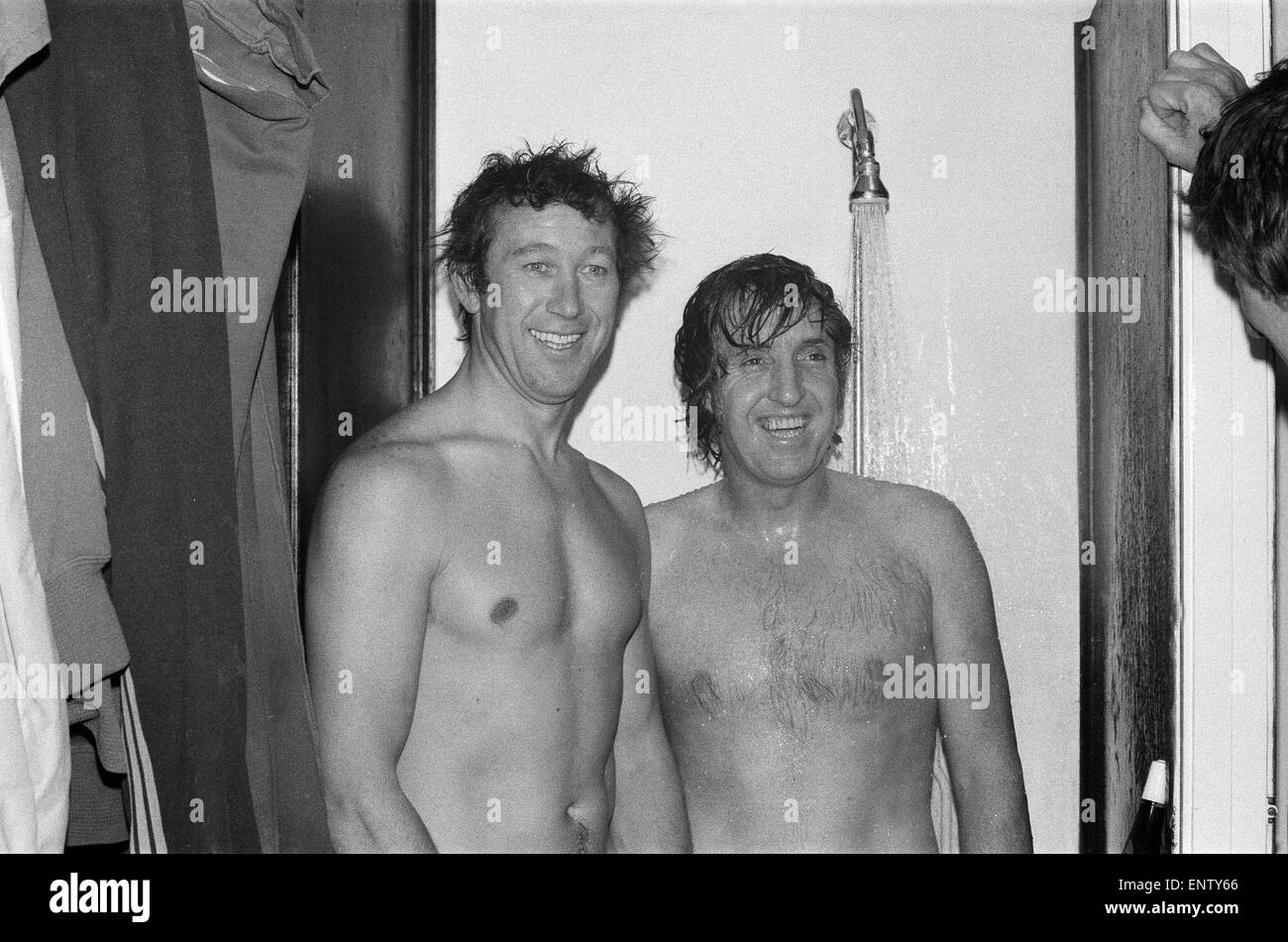 Ken Sie Brown und Manager John Bond, die zusammen im Wembley-Stadion in 64 gespielt. 24. Februar 1975 Stockfoto