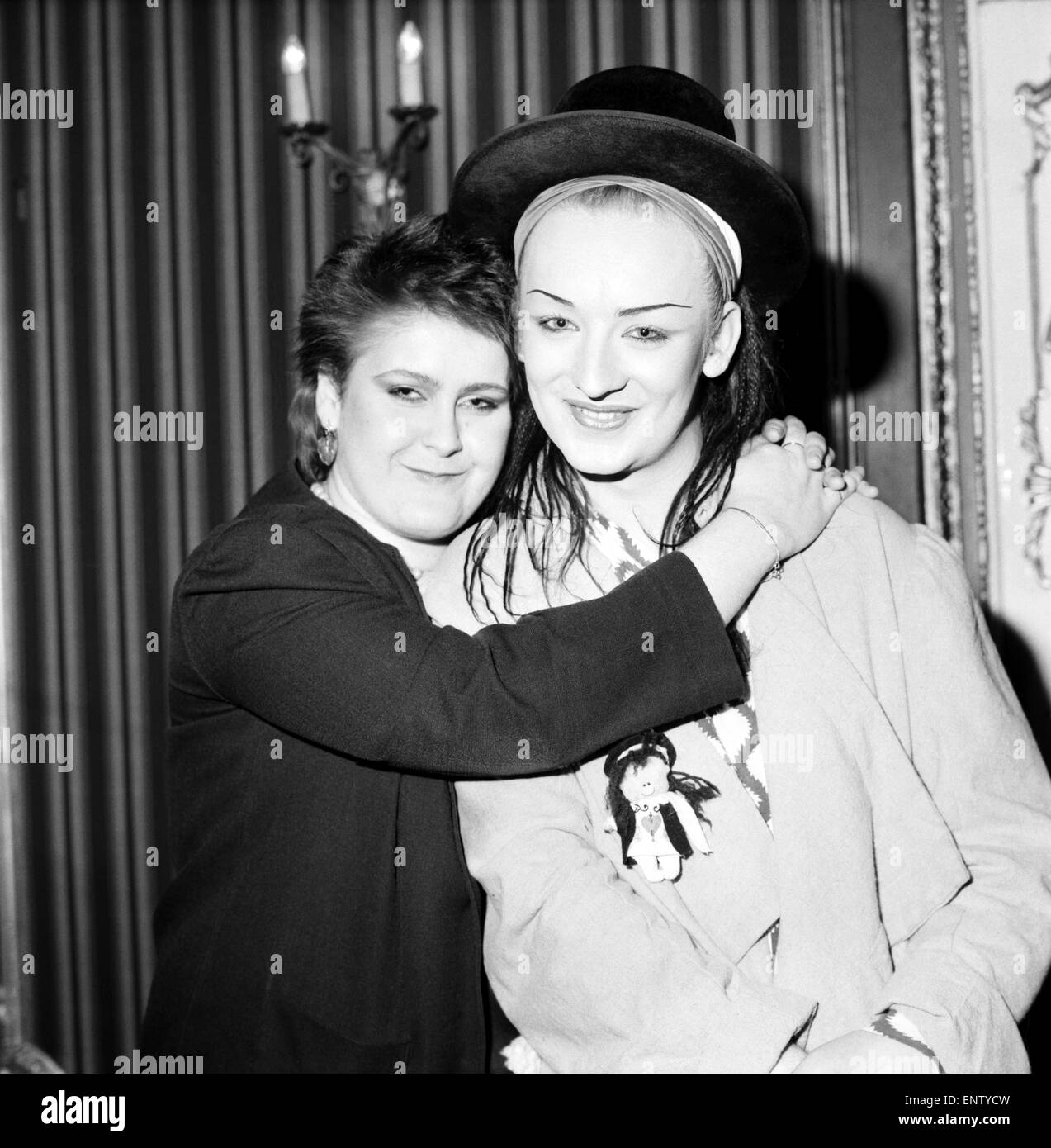 Britischer Rock und Pop Preis im Londoner Lyceum Ballroom. Sänger der Gruppe feiert Kultur Club Boy George (rechts) nach dem Gewinn der Daily Mirror Leser Award für herausragende Musik Persönlichkeit mit Alison Moyet des Pop-Duos Yazoo, wer die beste Sängerin ausgezeichnet. 9. Februar 1983. Stockfoto