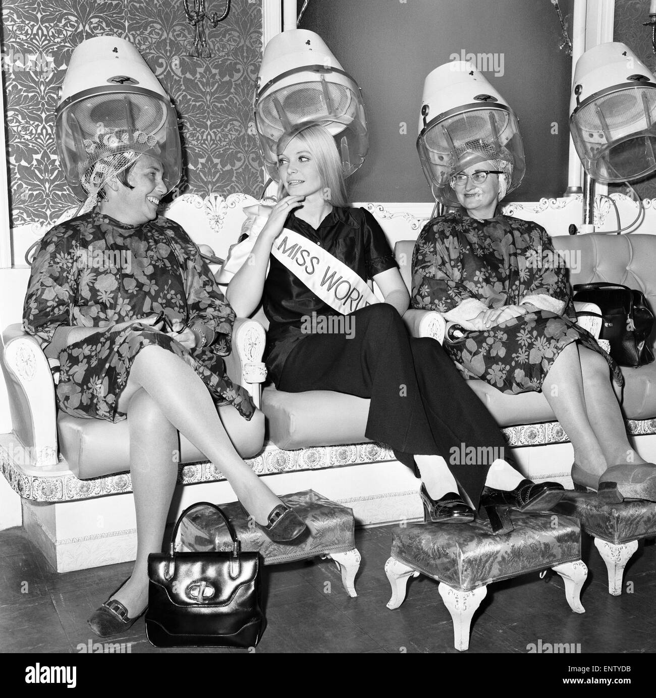 Der neu gekrönte Miss World Eva Rueber Staier, im Salon im Hotel Picaddilly 29. November 1969. Stockfoto