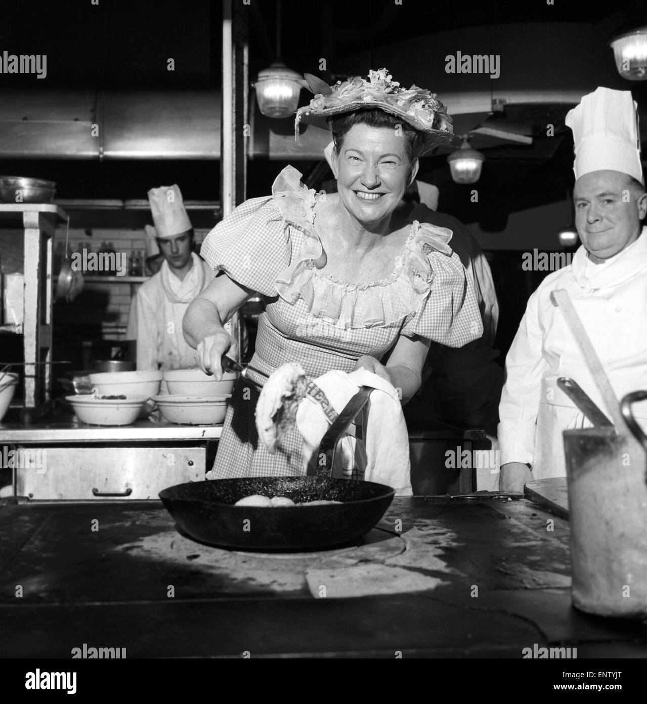 Mini Perle aus Amerika, die sowohl war ein Kabarett-Star und eine erfolgreiche Chef 100 Brathähnchen Restaurants, letzte Nacht mit Rudi Völler auf seine TV-Show, aber heute war sie in den Küchen im Dorchester Hotel kochen ihr eigenes Rezept für Brathähnchen. Mini-Pearl zeigt Dorchester Chef Mr. John Clark ihr Brathähnchen vorbereiten. 13. März 1969. Stockfoto