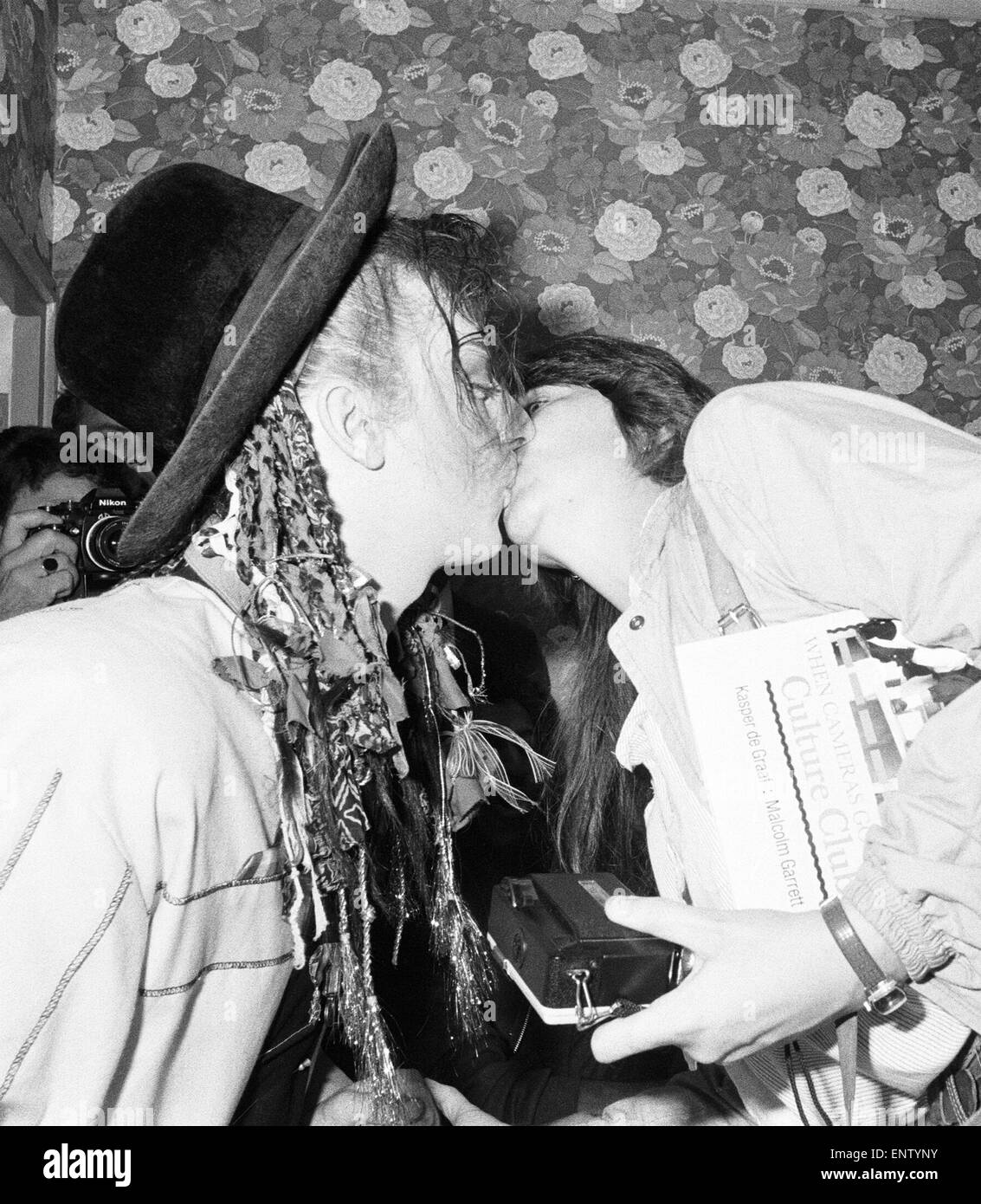 Boy George hat einen Werbung Auftritt in einer Buchhandlung in Brent Cross, London. Hier ist er abgebildet, einer seiner Fans in einem seltenen ruhigen Moment unter eine Nacht der Pandemonium, wo Tausende von Fans Regale umgeworfen und getrampelt Bücher näher an ihn zu küssen. 22. September 1983. Stockfoto