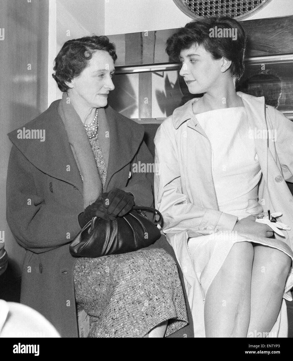 Englischer Dramatiker Shelagh Delaney mit ihrer Mutter in der ersten Nacht von ihrem Stück "A Taste of Honey" das Wyndham Theatre im Londoner West End. 10. Februar 1959. Stockfoto