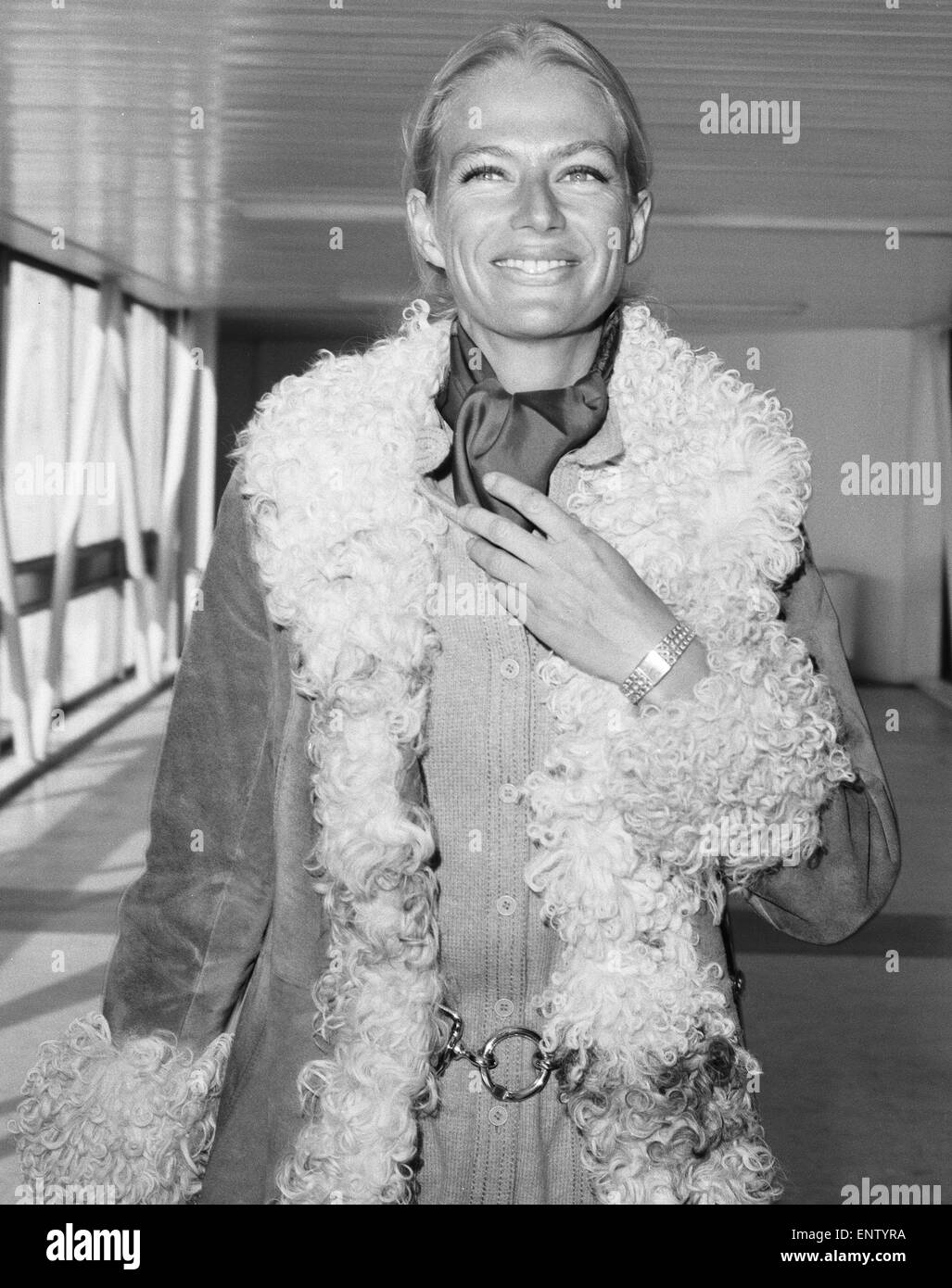 Sängerin Nina (Nina, Baroness van Pallandt) vor seiner Abreise nach New