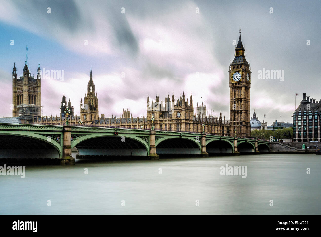 Westminster Brücke über die Themse mit Houses of Parliament und Big Ben im Hintergrund. London, UK. Stockfoto
