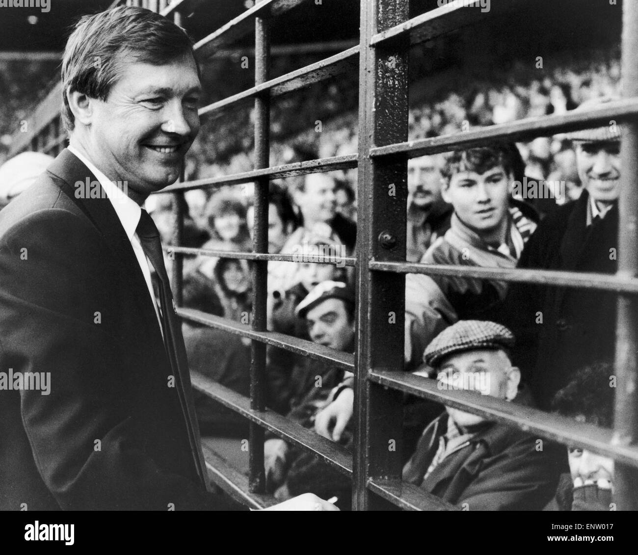 Neue Manchester United Manager Alex Ferguson winkt der Old Trafford Masse vor seinem ersten Heimspiel im kostenlos. Das Spiel endete mit einem 1: 0-Sieg über QPR. 22. November 1986. Stockfoto