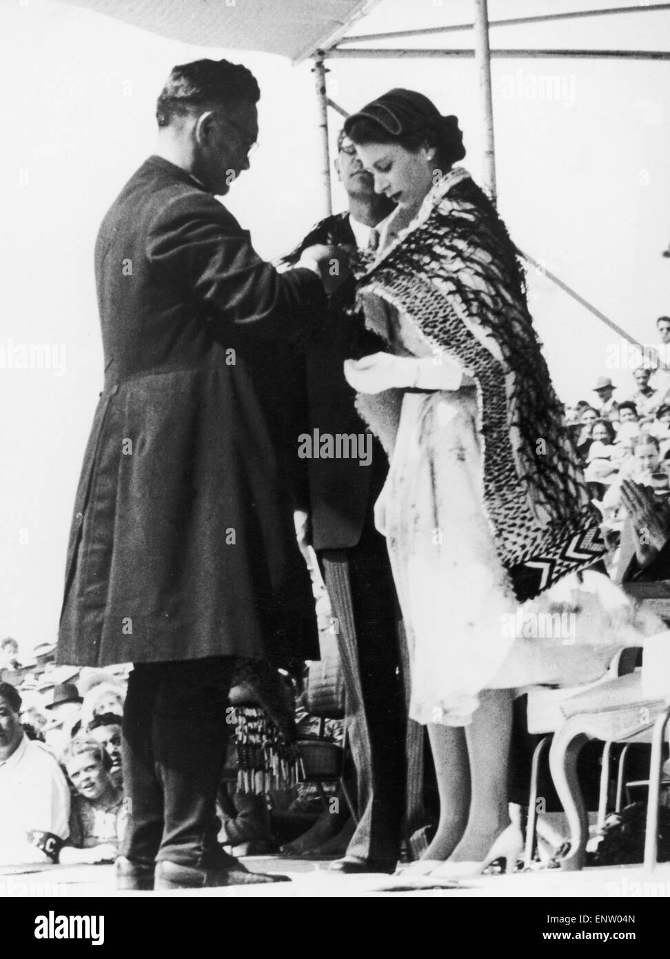 Die Königin hat einen Maori Umhang um die Schultern gelegt, durch den Bischof von Aotearoa in Rotorua, Neuseeland. 11. Januar 1954 Stockfoto