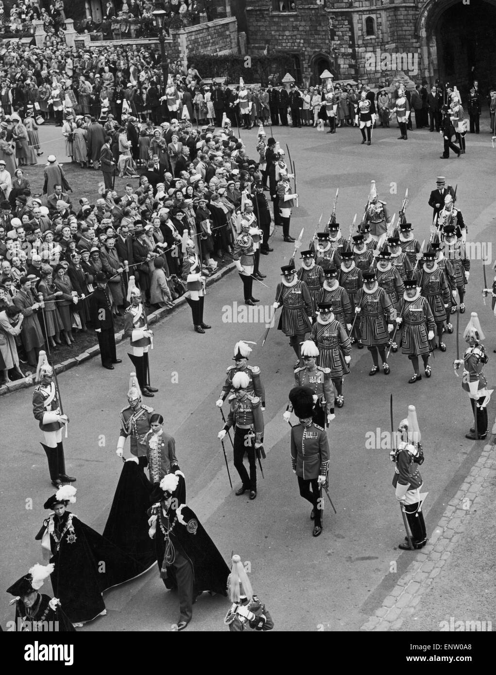 Die Königin und der Herzog von Edinburgh mit Prinzessin Margaret und die Königinmutter, die Teilnahme an der Installations-Service für die Bestellung des Hosenbandordens an Str. Georges Kapelle, Windsor Castle. 18. Juni 1956. Stockfoto