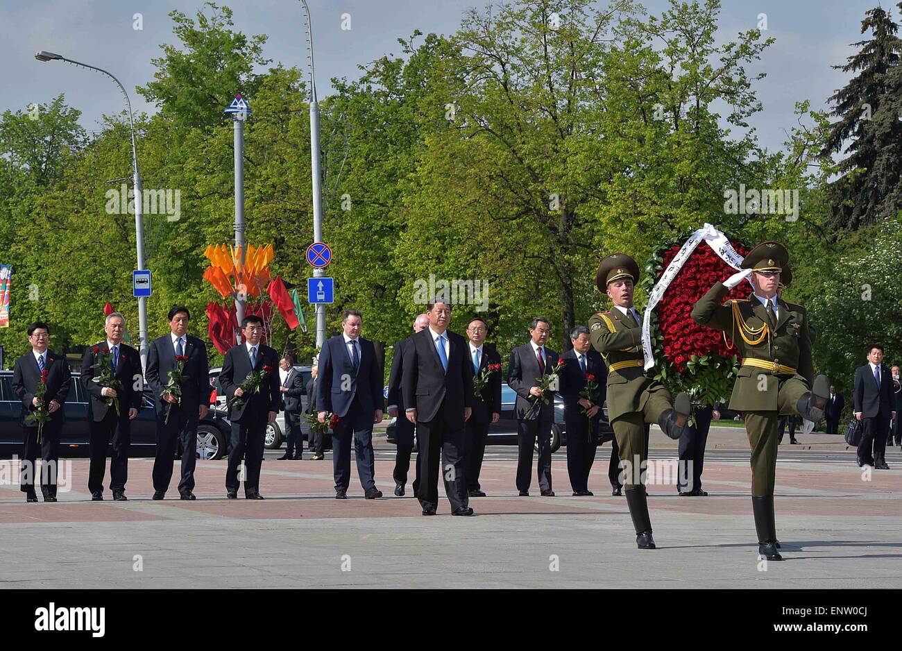 Minsk, Weißrussland. 11. Mai 2015. Chinese President Xi Jinping (C) bietet einen Kranz an das Siegesdenkmal in Minsk, der Hauptstadt von Belarus, 11. Mai 2015. XI kam hier Sonntag für einen dreitägigen Staatsbesuch in Belarus, die erste von einem chinesischen Staatsoberhaupt in 14 Jahren. Bildnachweis: Li Tao/Xinhua/Alamy Live-Nachrichten Stockfoto