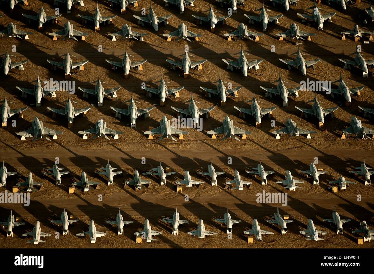 Eine Luftaufnahme des pensionierten Phantome f-4 und t-38 Krallen Kämpfer parkten auf der 309. Aerospace Maintenance and Regeneration Group bekannt als Talon 9. Januar 2013 in Davis-Monthan Air Force Base in Arizona. Stockfoto