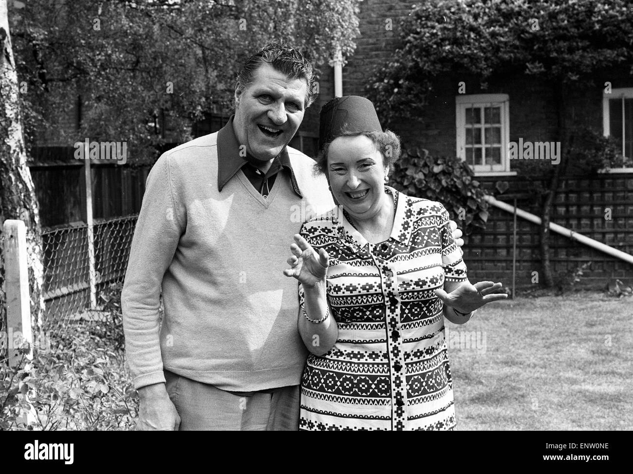 Tommy Cooper und Frau Gwen, im Bild zusammen im Garten ihres Hauses, Mai 1976. Stockfoto