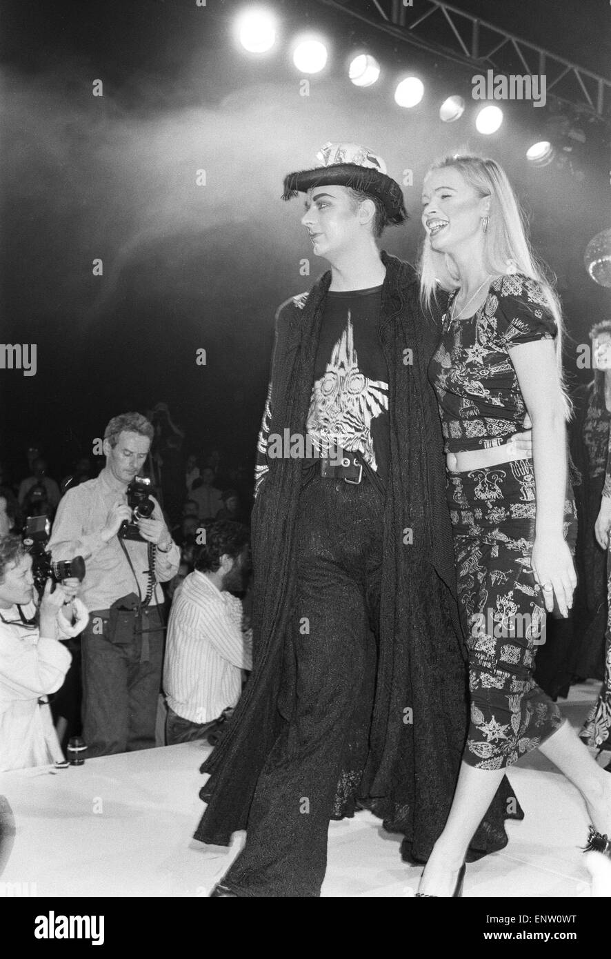 Kultur Club Sänger Boy George Modellierung Kleidung auf dem Laufsteg auf der Bodymap Fashion Show an der Duke of York Kaserne in Chelsea. 11. Oktober 1985. Stockfoto